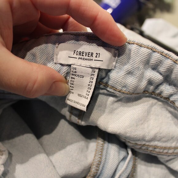 Forever 21 Premium Light Wash Relaxed Fit Jean - Size 29 - Picture 8 of 11